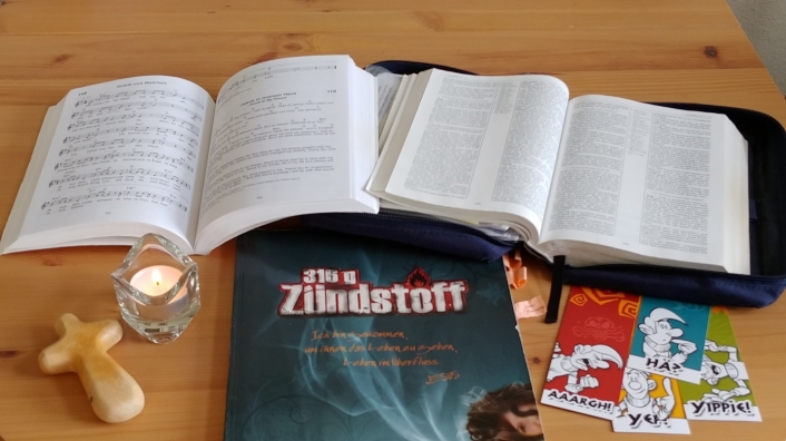 Bibel, Liederheft und Flyer